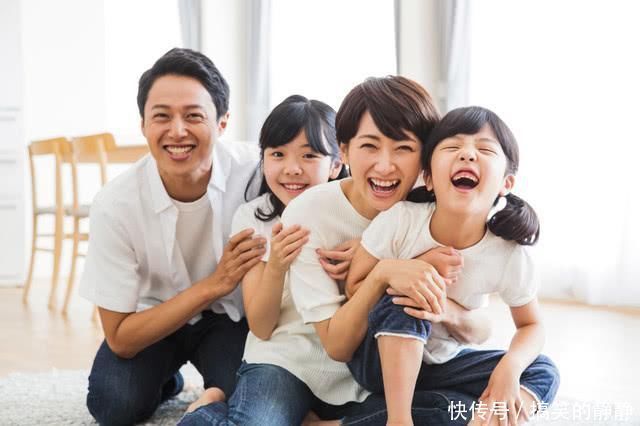 二胎家庭|啥叫“一物降一物”?在老人面前耍赖皮的妹妹,看到姐姐立马怂了