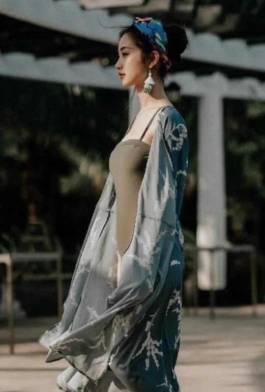 街拍:两位时尚小美女,走在人群中,就是最养眼最出众的