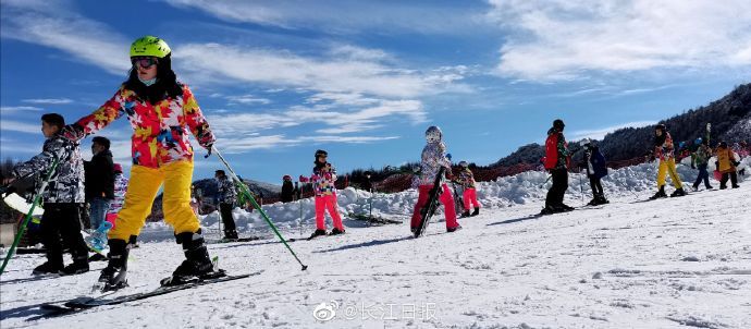 游客|神农架冰雪节火爆开场，周末两天首滑接待游客逾1万人次