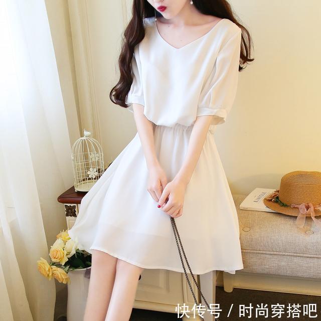 学院风 最新款的小白连衣裙,看上去特别清纯,再搭配一双小白鞋就完美了
