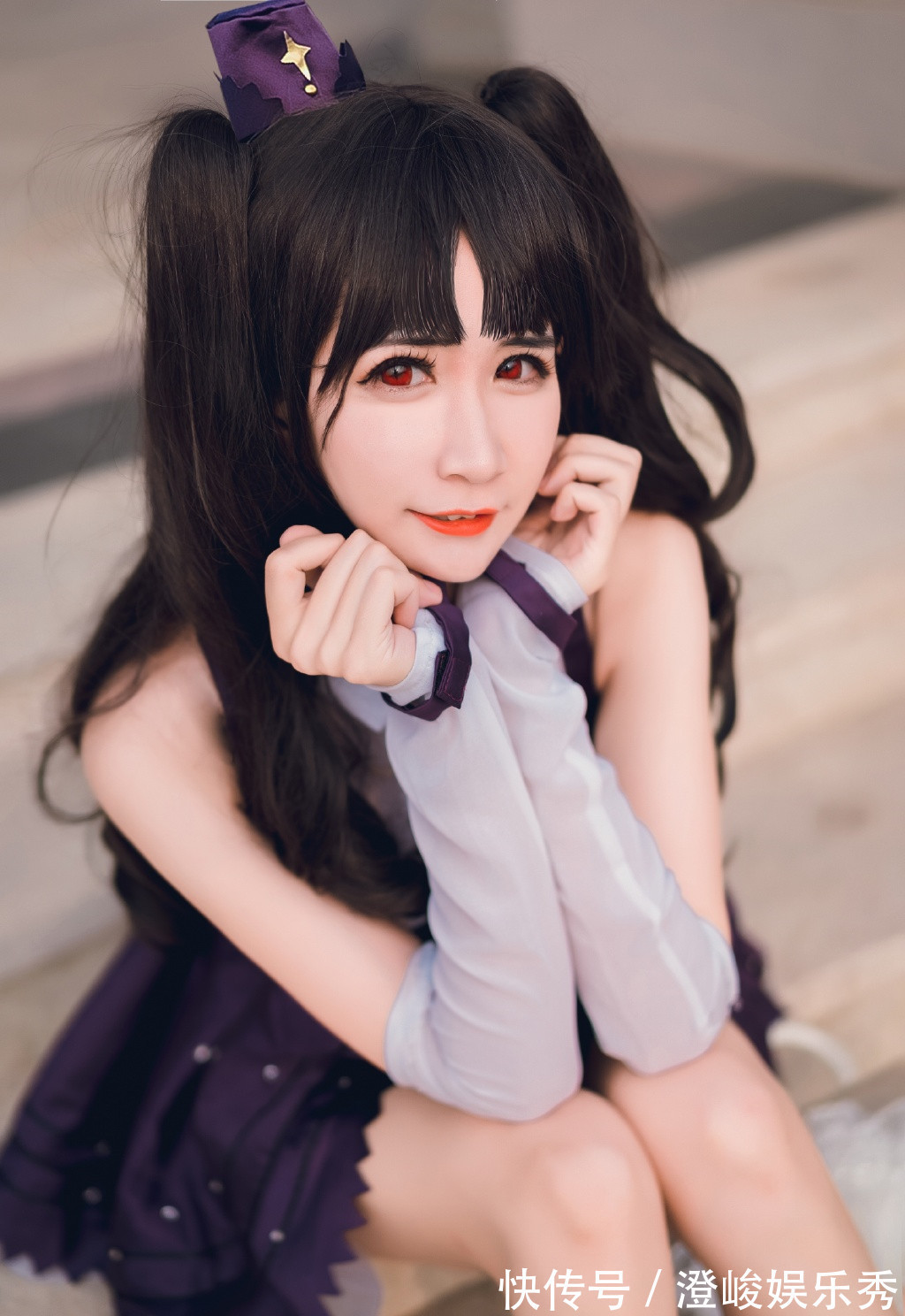 坂凛|FGO伊什塔尔COS,身穿紫色小礼服侧坐喷泉边,这个真不是远坂凛