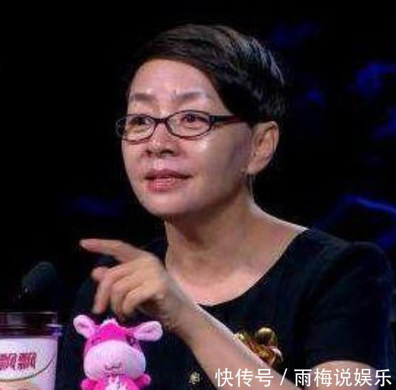 节目录制失控，何炅离席，成龙一脚踹向主持人，解气！