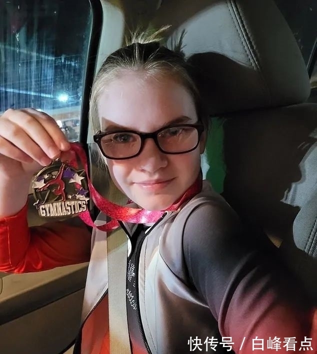 小姑娘|对水过敏的女孩,洗一次澡都可能要她的命,出汗流泪都痛苦