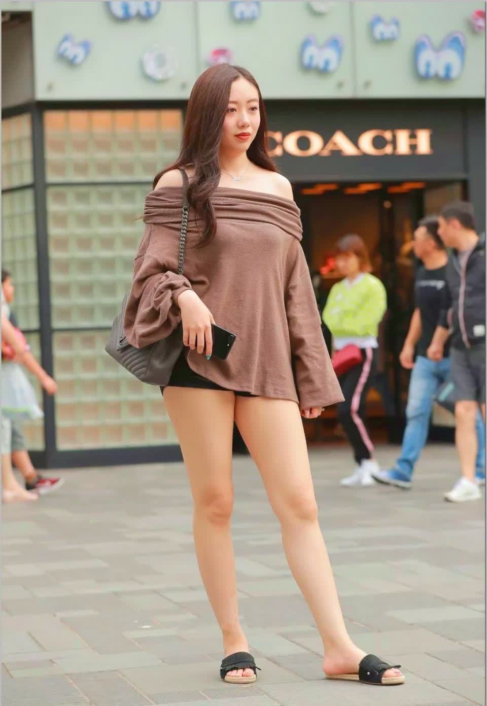 一字肩|美女一字肩上衣罩住黑色热裤, 正面背面都吸睛