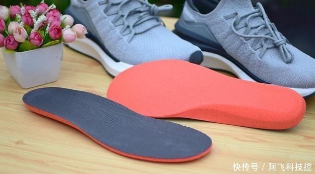 米4|小米再对鞋业造成冲击!年轻人第一双“椰子”,堪比装了弹射器