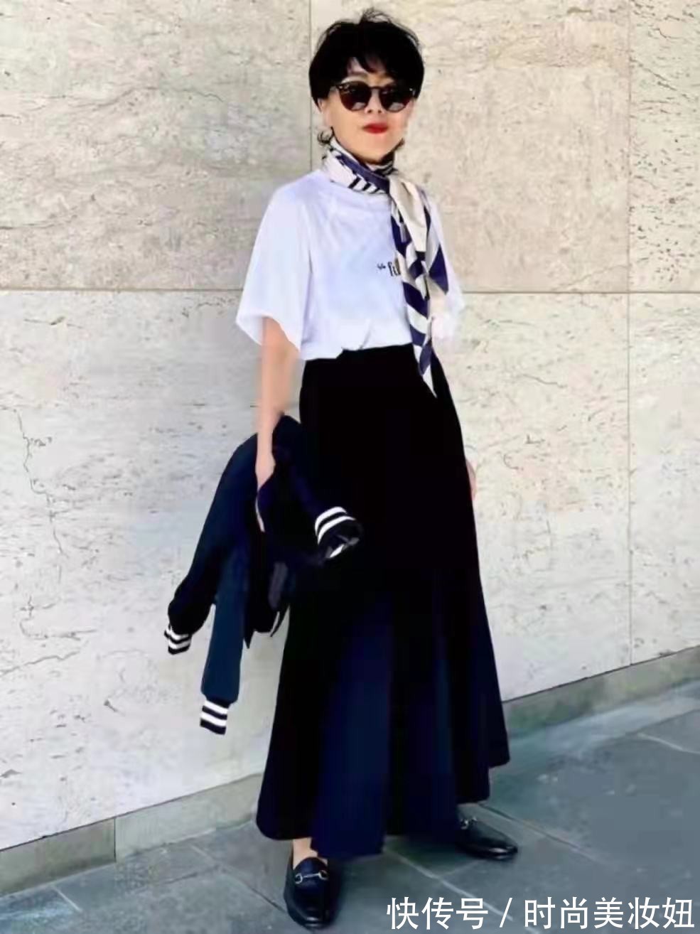 身材 60岁的女人,别穿得太老套,学这位奶奶的穿搭,减龄又高级