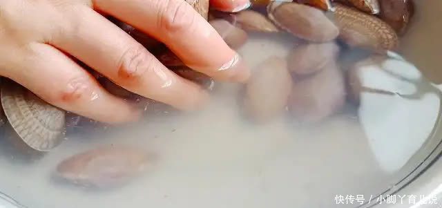 洗花蛤时，最忌直接加盐洗，老渔民教我3招，花蛤疯狂吐沙