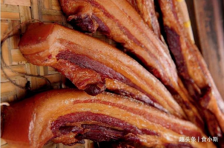 做腊肉时，风干和晒干都不对，记住这4步，不霉不臭，放一年不坏
