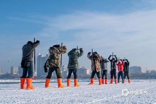 冰雪美景制造者 哈尔滨松花江上的采冰人