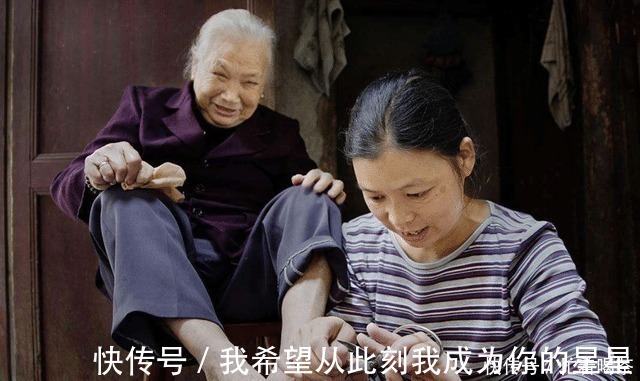 女儿|有妈的孩子像块宝，92岁妈妈摘菜包饺子，72岁女儿看电视等吃