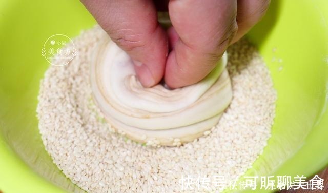 想吃这饼不用买了,教你在家做,一卷一拧,外酥里软,比吃肉都香