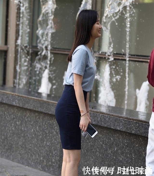 浓郁|连衣裙散发着浓郁的时尚气息,清爽又个性