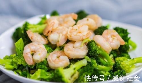 炒西兰花,直接下锅还是先焯水?饭店大厨教你一招,爽脆又入味