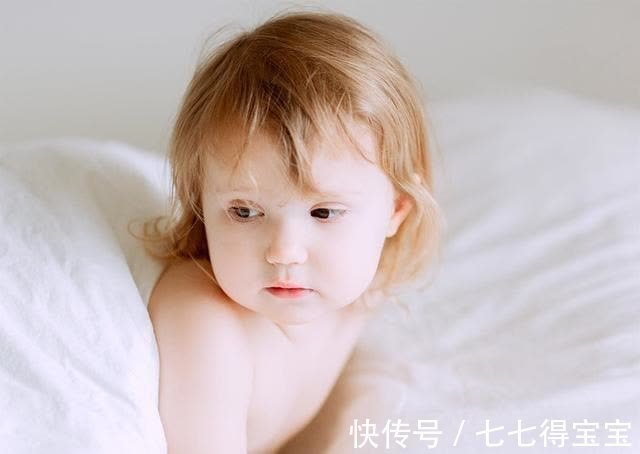 发育|宝宝总用手打自己头?儿科专家:宝宝发育关键期,千万别大意!