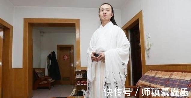 小伙|95后小伙痴迷汉服8年,留4年长发,花5000元买萧,坚持每天穿汉服