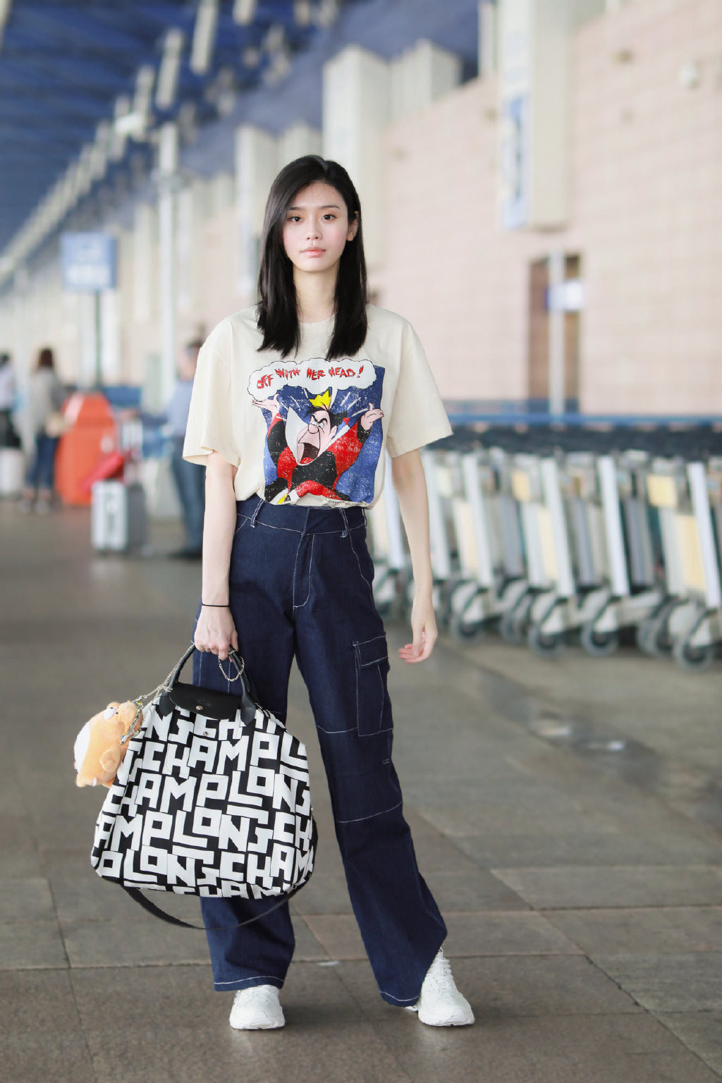 卫衣 26岁春夏低调走机场,卫衣搭配直筒裤简约又休闲,这帽子太有个性