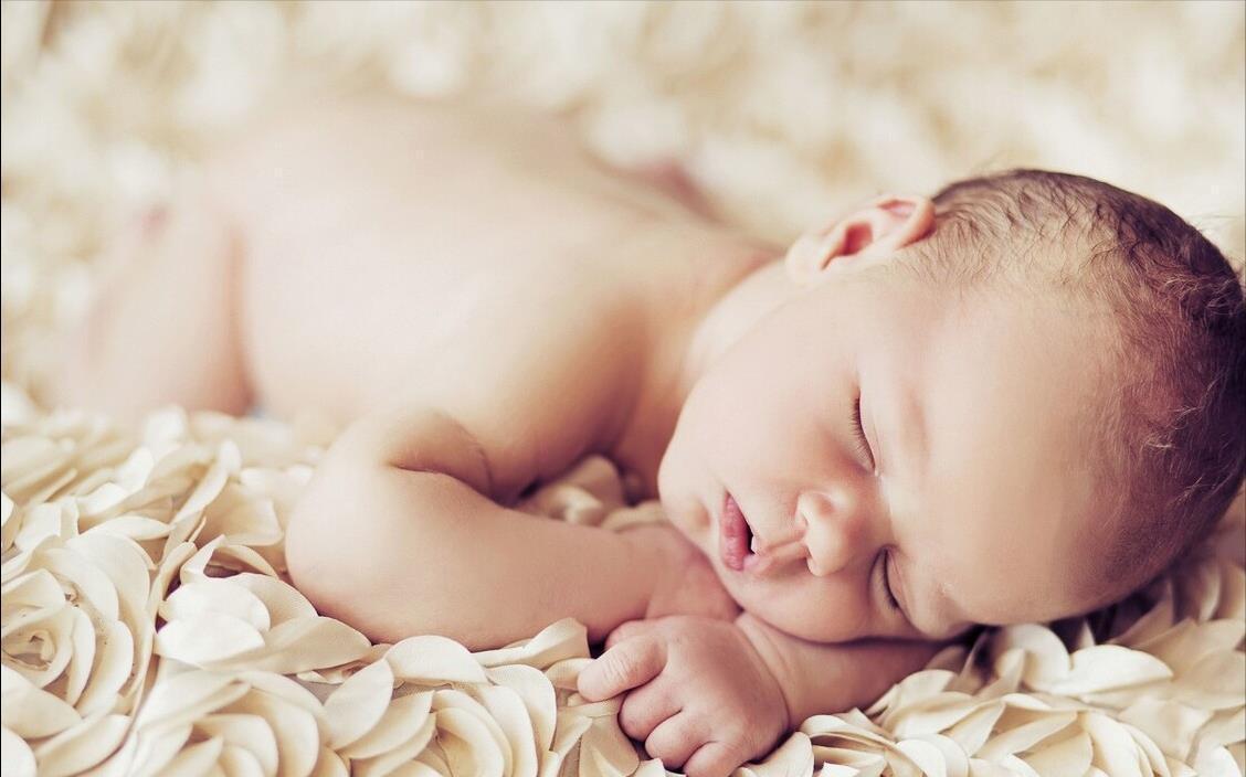 鲍秀兰|新生儿老摆出“举手投降”的睡姿?正不正常你说了不算,看月龄