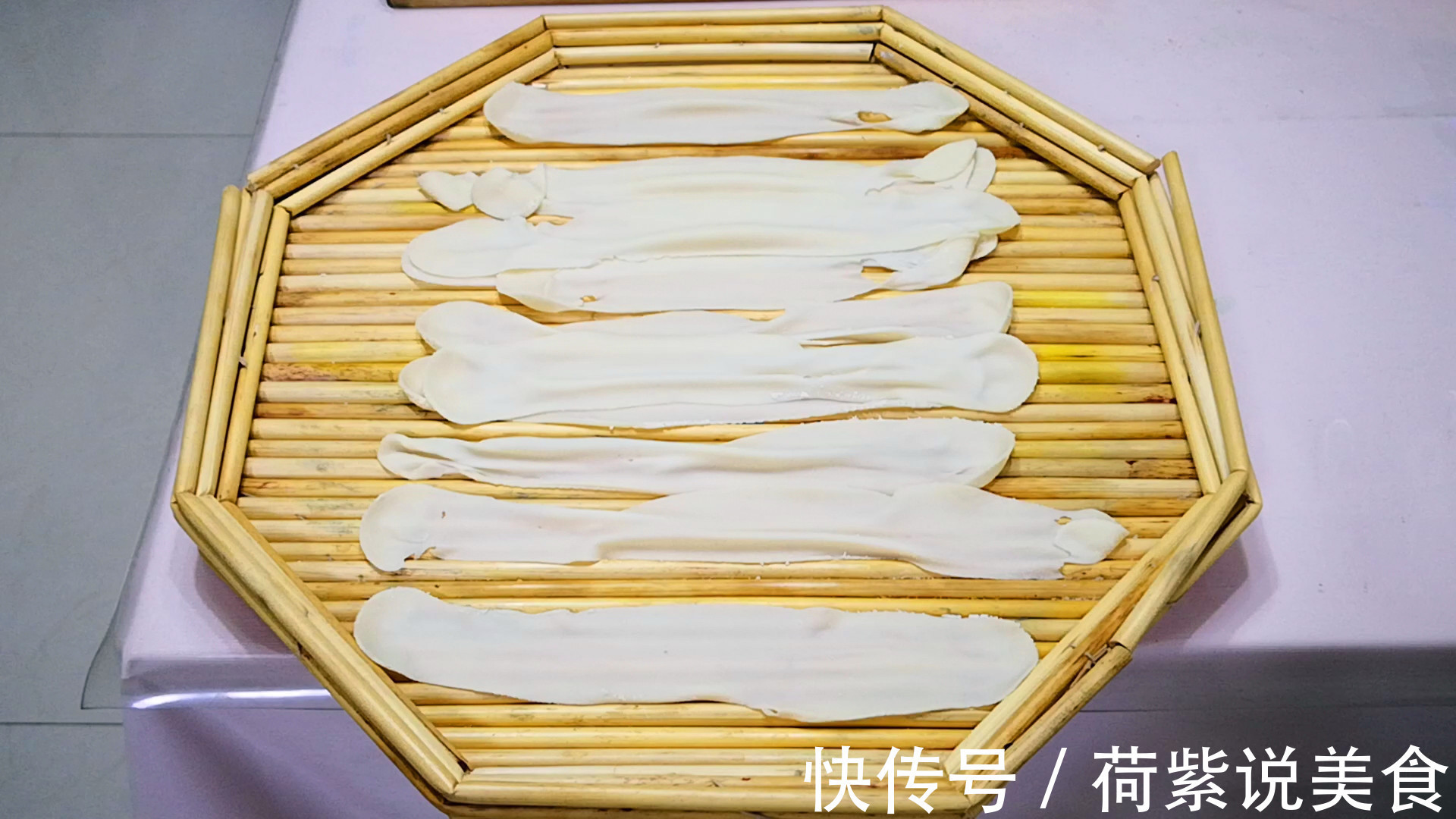 大碗宽面懒人做法，不用和面不用擀面，8分钟就上桌，比买的还香