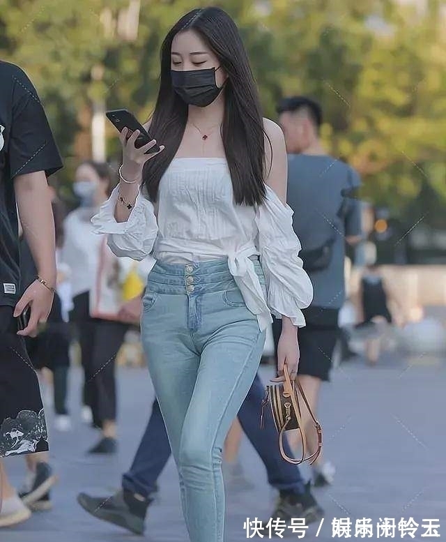 女神 一字肩上衣搭配牛仔长裤,尽显俏丽迷人气质,女神气息扑面而来