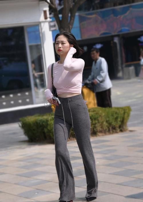 偏爱裤装的女生，喇叭裤不容错过，时髦个性又显气质