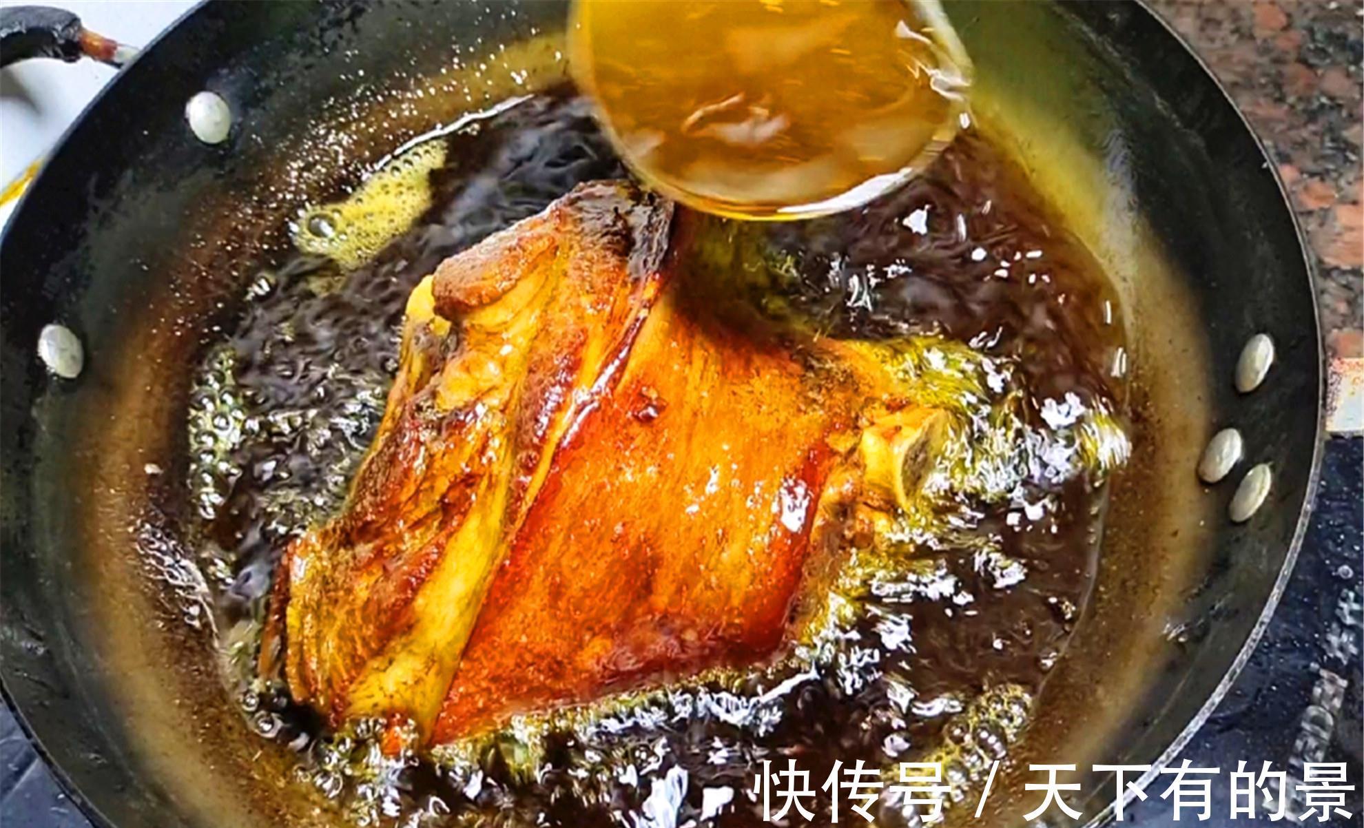 灵魂|贵州酸菜蹄膀做法来了,先油炸再慢卤,配上一碗灵魂蘸水,绝了