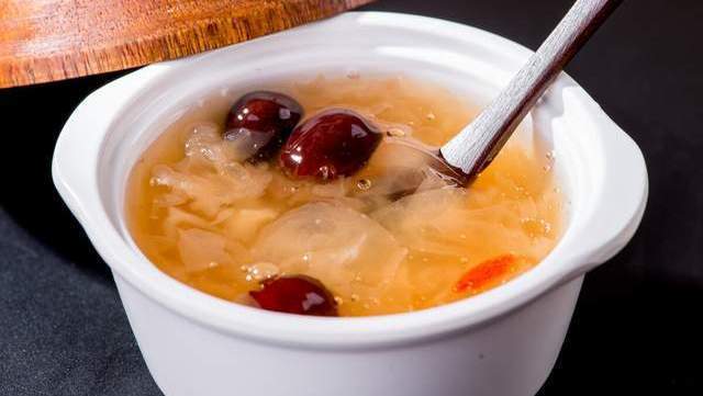 煮银耳汤时,牢记这3个诀窍,银耳出胶快又多,汤汁黏稠味道香