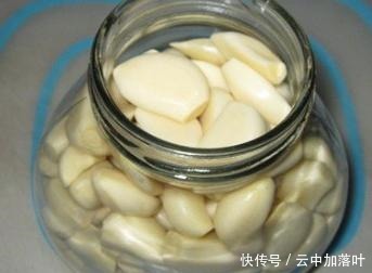 大蒜|腌腊八蒜,不要直接加醋泡!学会4点,半天变绿,酸爽香脆,简单