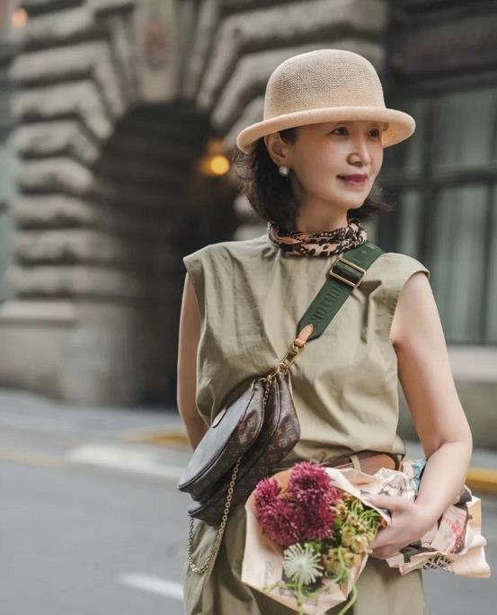 妈妈 年近60岁却美得优雅,这位中老年妈妈的“气质”穿搭,真值得学