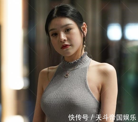 女孩 气质类型女孩的唯美的穿搭,灰色挂颈配黑色阔腿裤,优雅而迷人!