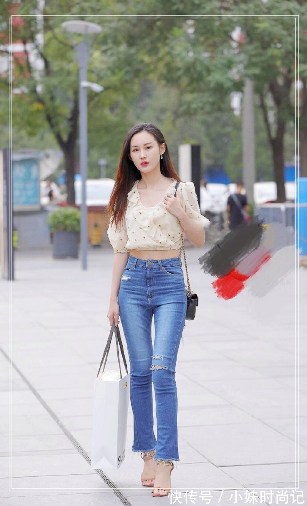 街拍 时尚街拍:靓丽的白领,身穿碎花衣+牛仔裤,端庄又淑女