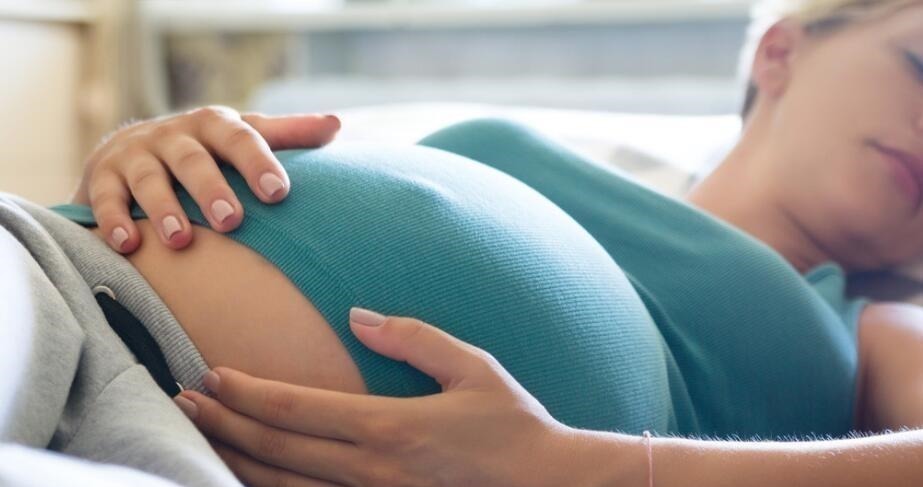 孕晚期|孕晚期只能左侧睡？盲目坚持会害了娃，这样睡对胎儿有好处