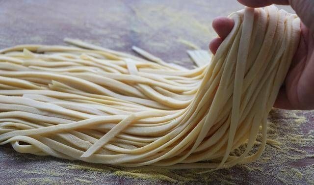 面条别再买了，教你在家做，劲道好吃，干净卫生，而且做法真简单