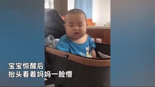 表情|萌娃打瞌睡“东倒西歪”,被亲妈“嘲笑”惊醒后,表情也太可爱了