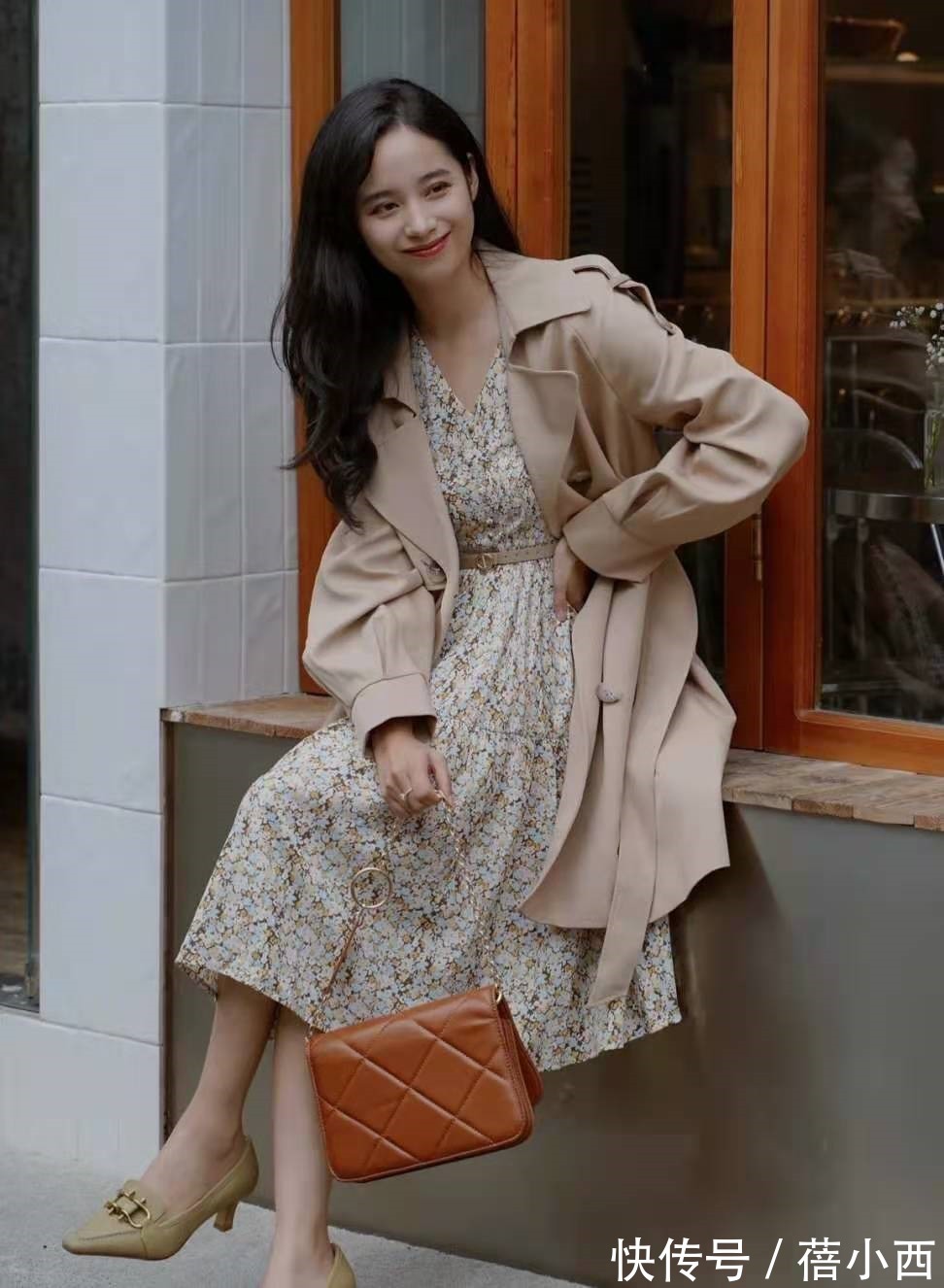 时髦 奔三奔四的女人,建议多穿“风衣”,这4种搭法简约时髦显气质