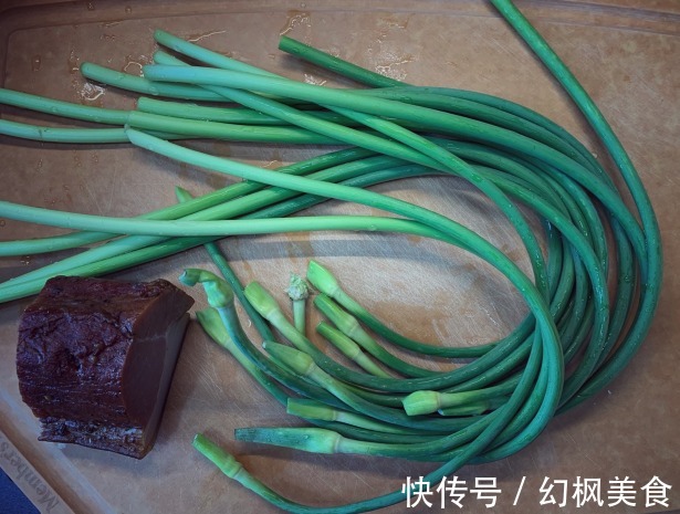 腊肠|炒蒜苔时,最怕直接下锅,学会一妙招,蒜苔翠绿不发黄,也入味