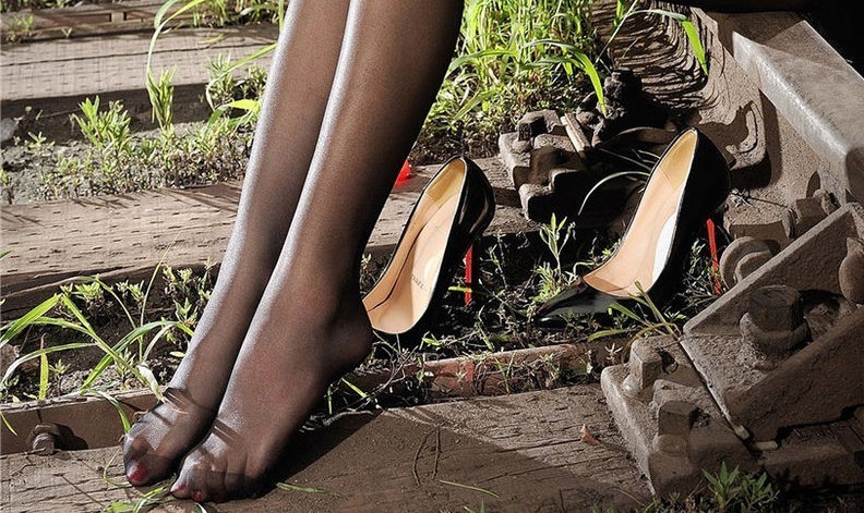 女人味 一双简洁的细跟鞋,让你更加的完美,散发浓郁的女人味