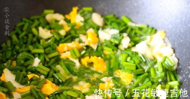 韭苔|小两口的精致晚餐，晒到朋友圈火了，网友不仅会吃，还会过日子！
