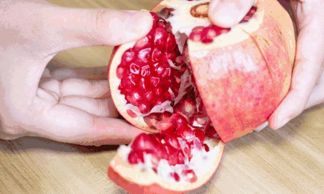 一个勺子|石榴上有小开关,勺子轻轻一敲,石榴籽自动脱落,一分钟剥一大盘