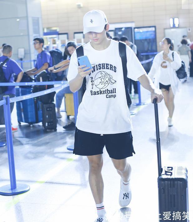 拖鞋|体育生都爱“拖鞋和白袜”,如此土爆的搭配,为何这么受欢迎?