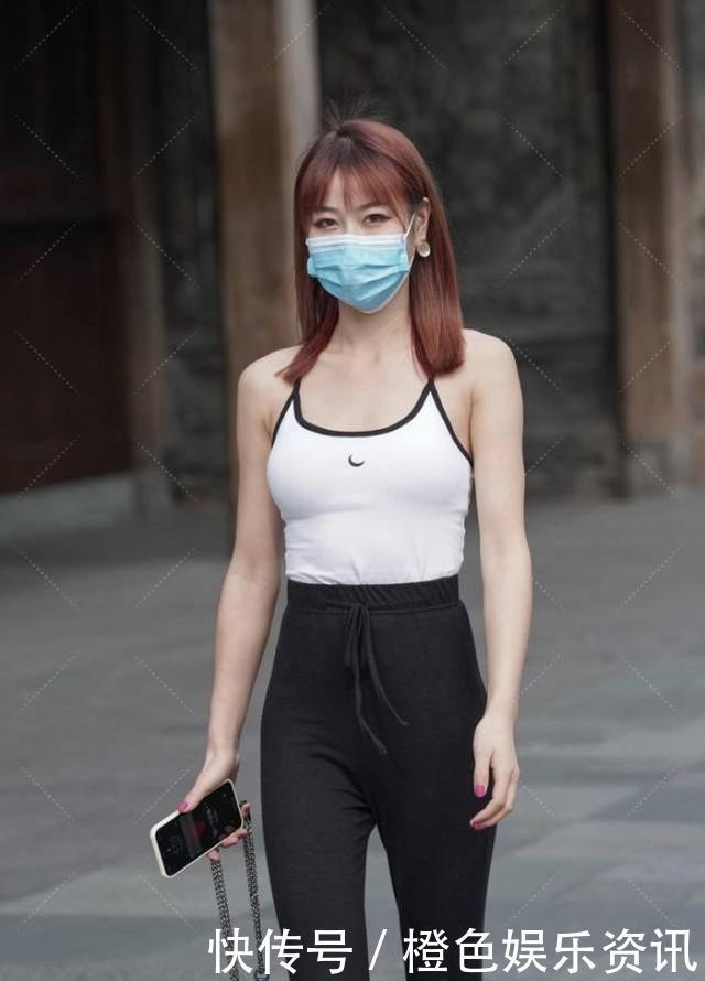 青春|青春可爱的小姐姐,白色运动风上衣塞进喇叭裤,活力满满