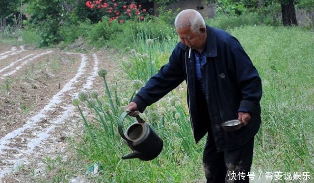  大爷|60岁大爷用民间的小偏方，治好了足跟痛，行走起来“生龙活虎”