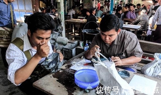 小贩!大街上那些10元一个的手镯是从哪里来的小贩道出实情