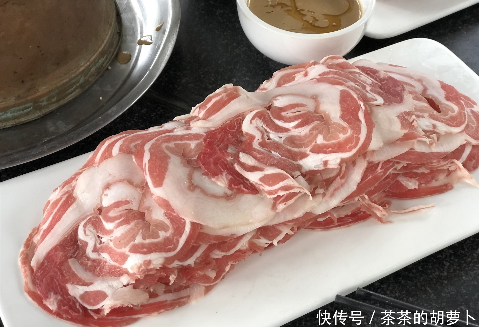 羊肉|假期和家人吃“老式铜火锅”，120元点了2斤肉，看看是真羊肉吗？