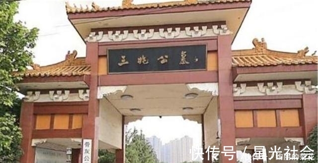 中国文化|火葬场贴出上联:“早来晚来早晚得来”,看了下联,让人很不舒服