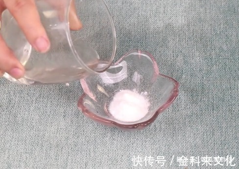 小苏打抹脚上,没想到用处厉害,现在了解还不晚