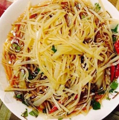美食推荐：泡椒鱿鱼，回锅月牙骨，炝拌土豆丝，包菜炒粉丝的做法