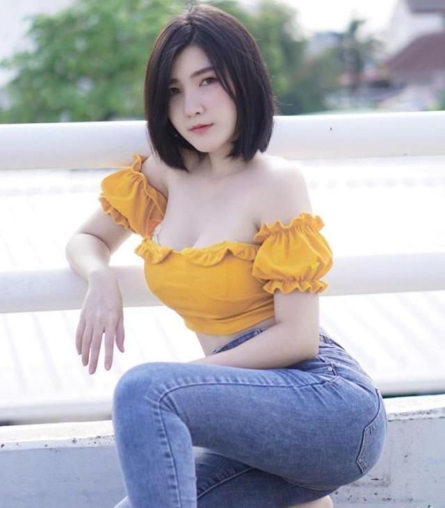 小姐姐|“微胖”表妹穿“黄色”露肩上衣,显得年轻有活力