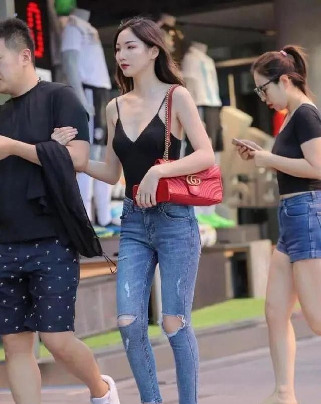 牛仔裤|街拍：牛仔裤展现出你骄傲的身材，修长的美腿得到完美诠释