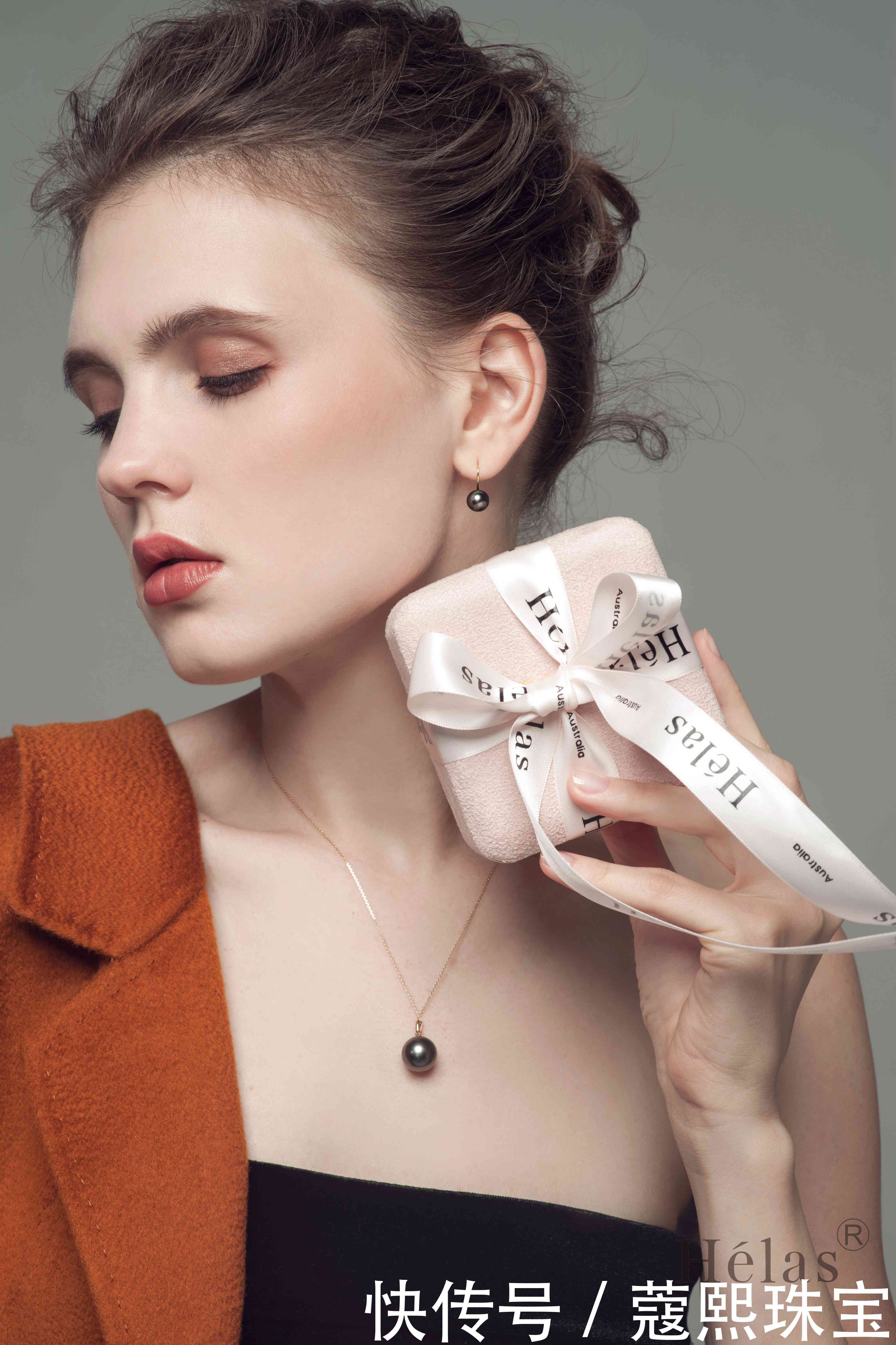 耳环是首饰里不可或缺的一物,如何根据场合选择珍珠耳环?