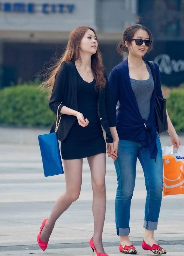 牛仔裤清爽帅气，干净利落塑造好身材，轻松打造美女的个性时髦